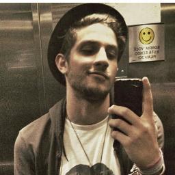Sempre que estiver triste lembre-se que alguém é feliz pelo simples fato de você existir @ChayLeao Te amo ❤