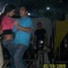 Sou divertido gosto de fazer festas,adoro dançar,bebo socialmente,trabalho em uma banda.E adoro sair com os amigos e fazer muita festa.