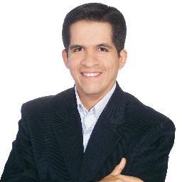 César Falla, nació en Chiclayo (Lambayeque). Estudió en la UNPRG, Ciencias de la Comunicación. Es columnista de opinión de importantes medios del departamento.