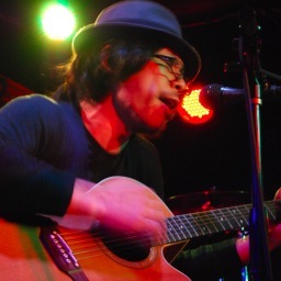 【King Dropsサポートguitar】 長いバンド歴（drums）を経て、ギター１本で弾き語りの世界へ。日本やアメリカでライブをし、現在は裏方の作曲やアレンジなどで活動中。