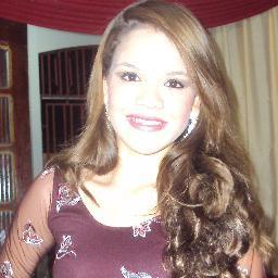 14 anos, estudante, bicolor, carinhosa, desastrada, chata, orgulhosa, prazer eu ;)