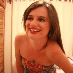 Enamorada de la vida en sus múltiples formas y colores. Amante del café y los postres. Eterna aprendiz y estudiante. Productora de imágenes en movimiento.