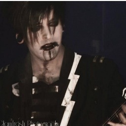 Hey like my bands facebook page: http://t.co/WYUhMbrR  and checkout our new song Do Your Worst http://t.co/63wqC5Vk
