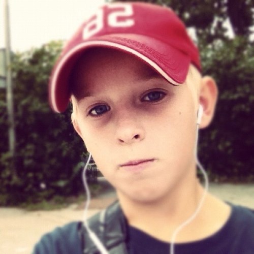 Hello guys i am a awsome guy i play hockey and have fun with friends