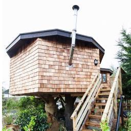 Kents tallest luxury self catering treehouse with hot tub, log burner and cinema screen TV with surround sound. Sleeps 2 adults. Minimum stay 2 nights