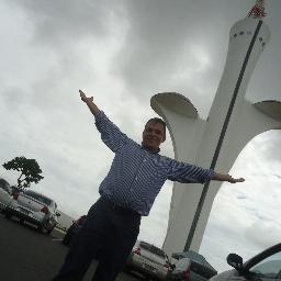 Nascido em Ituiutaba-MG, formou em Engenharia Elétrica em 1994. Em 2010, especializou em Engenharia de Segurança do Trabalho em Brasília - DF