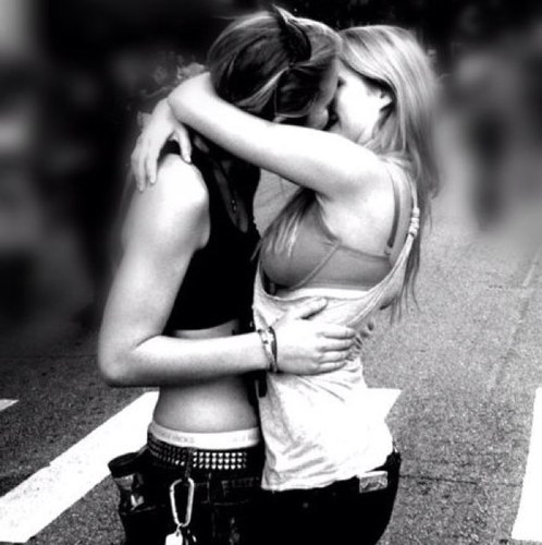 I retweet thats what I do :)! #lipstick #lesbian  #teamsingle