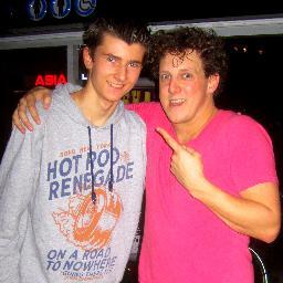 17 jaar // 12/08/97 // Podiumtechniek jaar 1 //Whatsapp/Skype connected