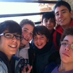 Alto, moreno, ojos marrones, me gusta jugar al baloncesto, ir al cine y salir con mis amigos.