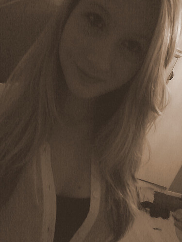 feliciakunst's profile picture. here's a piece of advice: never put your happiness in someone else's hands.