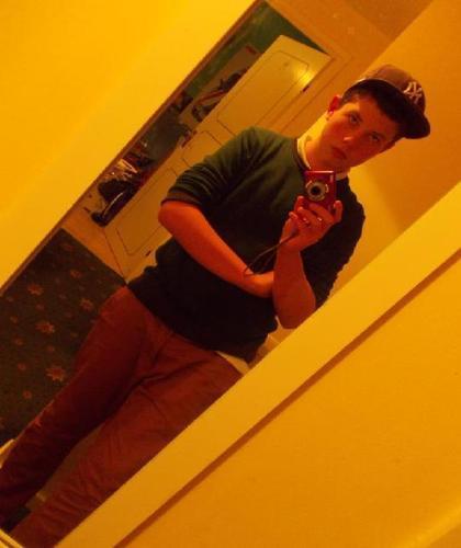 Wish i could change my pic but twitter a twat. i love taylor swift and the midnight beast (my real name is sam bayliss) and i always follow back :)