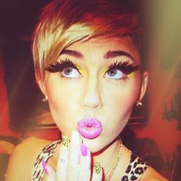 La AmO a @MileyCyrus Es La MeJoR .
SiEmPrE sErAs HaNnAh MoNtAnA .
nUnCa Te OlViDaRe!! ♥