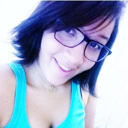 Do mesmo jeito que eu sou maloqueira e que uso boné , sou mulher que anda de salto alto com batom rosa .
Jeito de menina,charme de mulher.