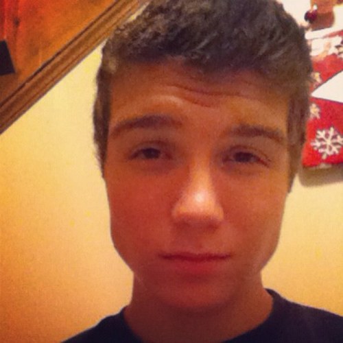 hey i love sports, i lift weights and im single kik me @ cash52 im following everyone cuz i like 2 meet new ppl.