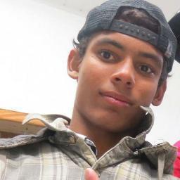 Moro em Balneario Camboriu  , Surfo, ando de sk8 entre outras coisas..