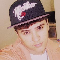 Sou uma pessoa com sentimentos e emoções, defeitos como qualquer outra pessoa, afinal sou de carne como todo mundo.