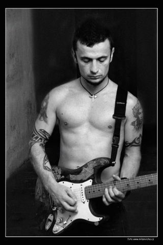 Glenn Proudfoot has played & toured with major signed bands & artists in Europe & Australia. Glenn also has a monthly Guitar World column, Loud & Proud