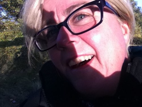 Tells stories. For fun and for a living... tv drama, documentaries, theatre and in the pub...