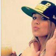 -Dois fatos sobre mim: Se eu ficar chateada, primeiramente fico em 
silêncio depois começo a usar respostas curtas, ‘aham’ , ‘sim’ ‘não’.