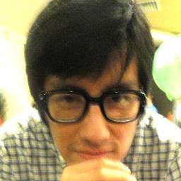 Profesor de música, músico profesional, escritor de canciones, arreglista, tecladista de Led Feder.