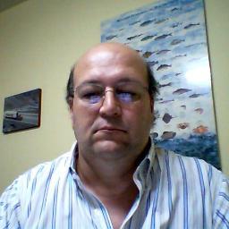Economista e advogado de formação. Empresário por ofício.