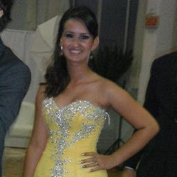 ' sou chata, meu sobre nome é ciumes, meu sorriso custa caro, uma palavra pode destruir meu dia, e minha família sempre vem em primeiro lugar !
