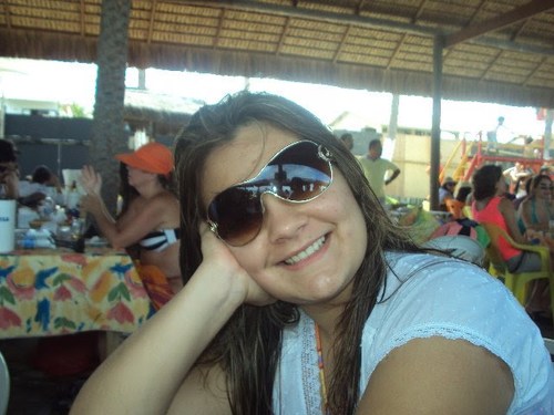 Cursando Odontologia,21 anos, gosto de fazer amiizades, curtir a família, e sempre está em comunhão com Deus ...