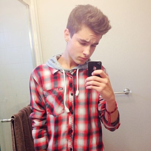 Hey its Kian! {RP, Taken by @SooFauxx} I entertain for a living. Bestfriend: @BabyDontBeShy_