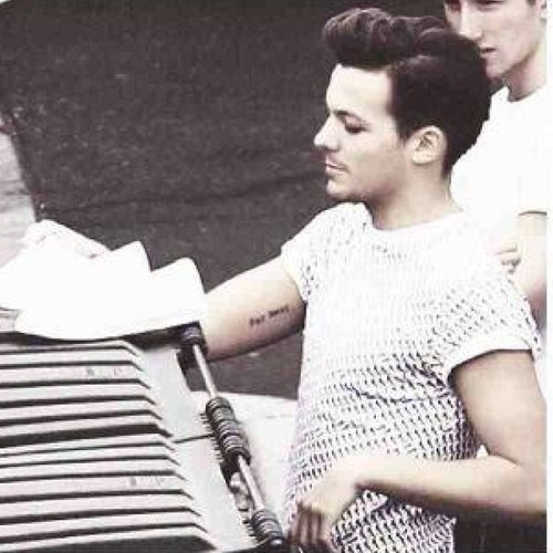 Fakelouis_tommo's profile picture. Im fake so calm your fucking tits. Im louis. I have sass with class and ass ;D [single/bi]