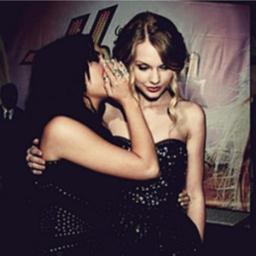♥ Taylor Swift and Demetria Lovato ♥ ... 2ndMarch2012 ♥ ...'we should love, not fall in love... because everything that falls.. gets broken' ~Taylor