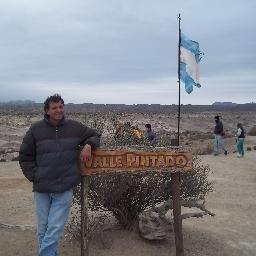 Orgulloso de mis 4 hijos. Amo mi País, mi obsesión es la educación, los valores y la verdad. Un dia, el pueblo dirá BASTA!    CARP