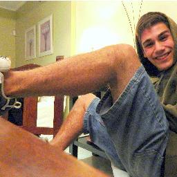 GeronimoMerlo's profile picture. Entre el suelo y el cielo donde nadie nos ve, entre el suelo y el cielo, ahí vamos nosotros flotando en el aire.