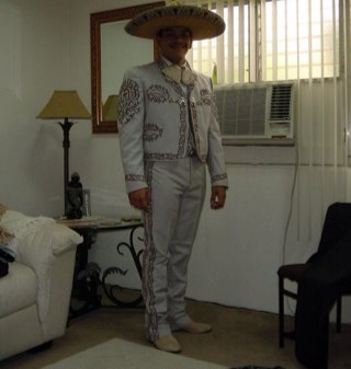 Aspetta niente, ma valora tutto. 100% Mexicano, Maestro de Idiomas, Cantante, arriba las Chivas y viva La Juve! Viva Mexico, El Mariachi y nuestra Tradicion!