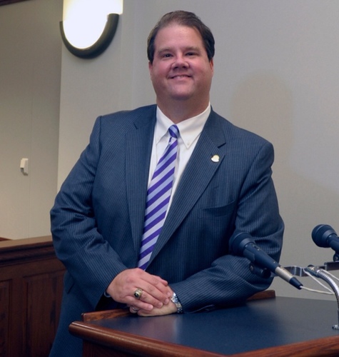 Circuit Judge for Eighth Judicial Circuit of Kentucky (Edmonson and Warren County). Husband and father of two. BGHS Hall of Honor Member. Vandy Football Alum