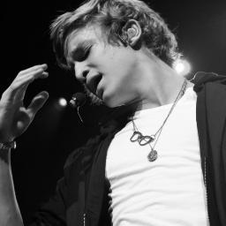 Cody Robert Simpson el joven cantante que te enamoro y todo lo que queres saber de el,lo tenes aca en CSAO!que esperas para unirte?