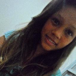 Eu sou apenas mais uma que esta neste mundo estranho onde não existe o tal do ''Felizes para sempre''  (: