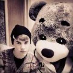 10000%belieber , lo reamo !!! es mi vida al igual que vosotras beliebers os adoro me encanta hablar con vosotras ♥