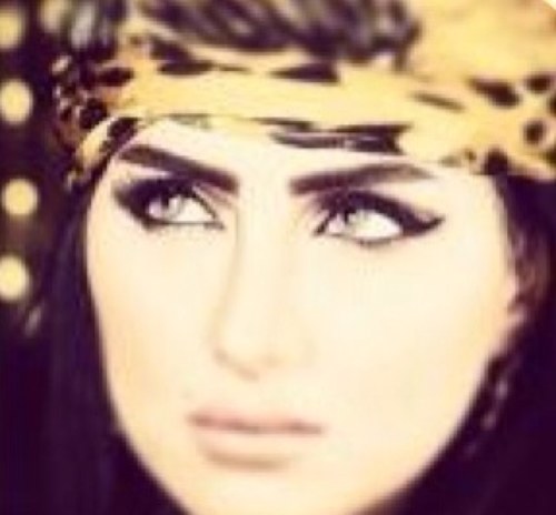 تموت بعيوني قلوب ومواليف وتبقي رفيق الروح حتي وفاتي