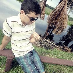 http://t.co/M4sg2oli,
sou mas um adolescente tentando mi espressar em 140 caracteres.