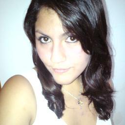 Estudiante de odontología, curiosa por naturaleza, gusto de ir por el mundo jugando con sus colores, no soy bipolar solo no me gusta la monotonía...