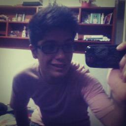 Baixista da @BandaFollow, e da RdA :D  
http://t.co/lYGdUNEl