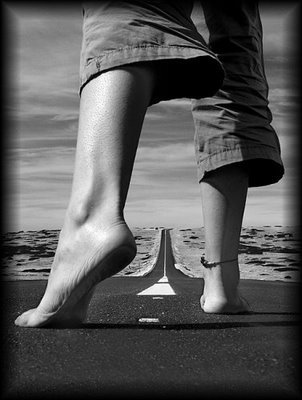 Cerca de las sombras de tu vida,está la luz que alumbra tu destino. 
Si quieres leer las mejores frases SIGUEME, si no...LEEME y me acabarás siguiendo.