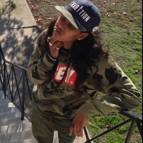 musiq.... Acting....etc. entertainment is me!  oh yea im a kool Gemini ;) instagram @MychelleNychole