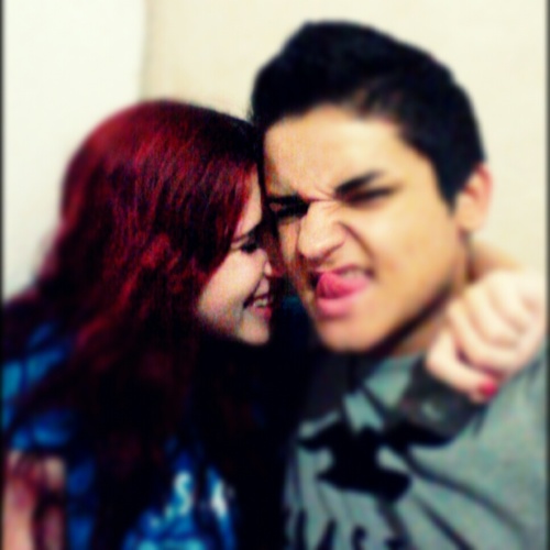 19 anos! Coca-cola,Doritos,Rufles, ODEIO BETERRABA.. extrovertido,timído,libriano e Namorando a Linda ;33 @cahmissmurder s22'