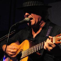 GUITARRISTA, CANTANTE, COMPOSITOR. INTEGRANTE DEL GRUPO DE RUMBA FLAMENCA BANDOLEIROS.