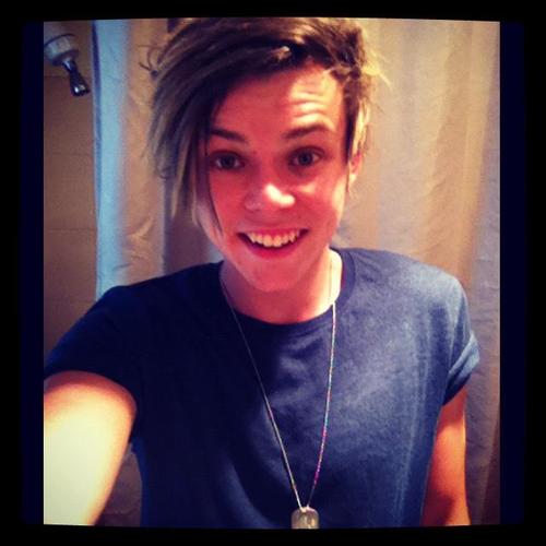make you die from feels of dat @Ashton5SOS :)
Personals - @Caitlin5SOS & @ToniHembury5SOS ❤