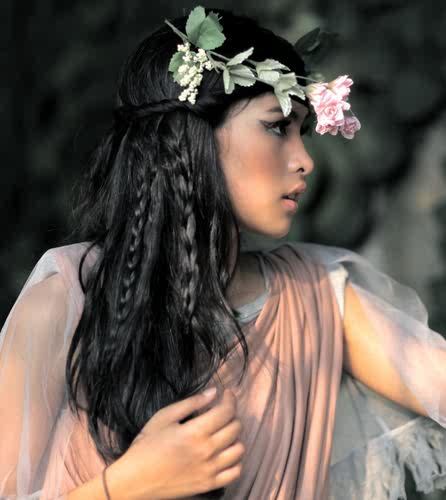 Parodi of @MaudyAyunda.