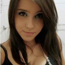 EU SOU ALEGRE,TEIMOSA,TIMIDA,LOUCA,ENGRAÇADA.MAS TENHO AMIGOS QUE SEMPRE VÃO MORAR NO MEU CORAÇÃO.....S2