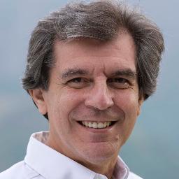 Soy vecino de este mundo por un rato... tantos siglos, tantos mundos, tanto espacio... tantos tweets... y Coincidir!
Cantautor, Poeta, Pintor... Ser Humano