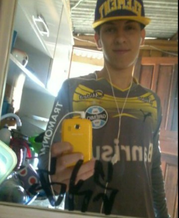 Sou apenas um ser humano tentando encontrar o caminho da felicidade..
